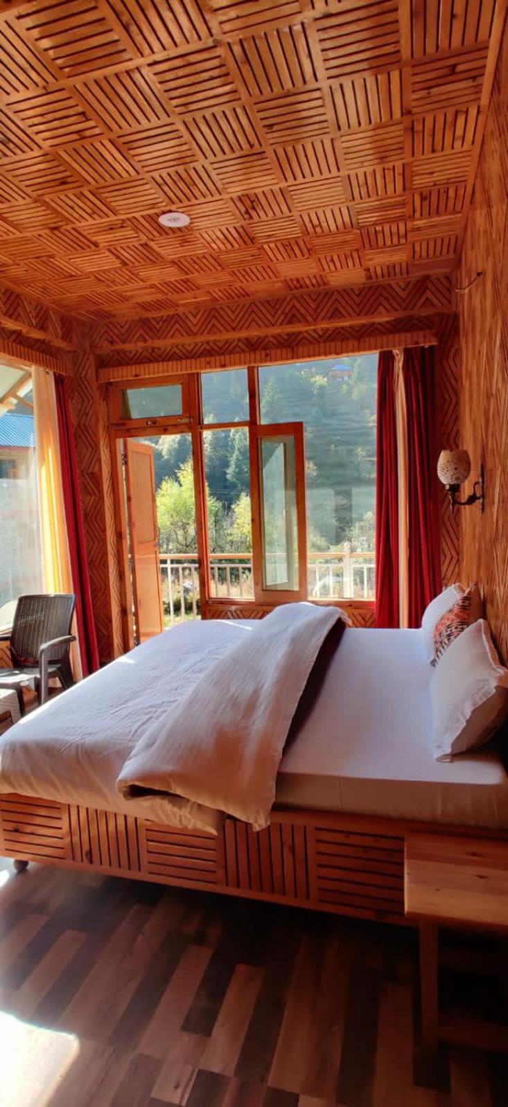 Peekaboo Stays Jibhi Chambre photo