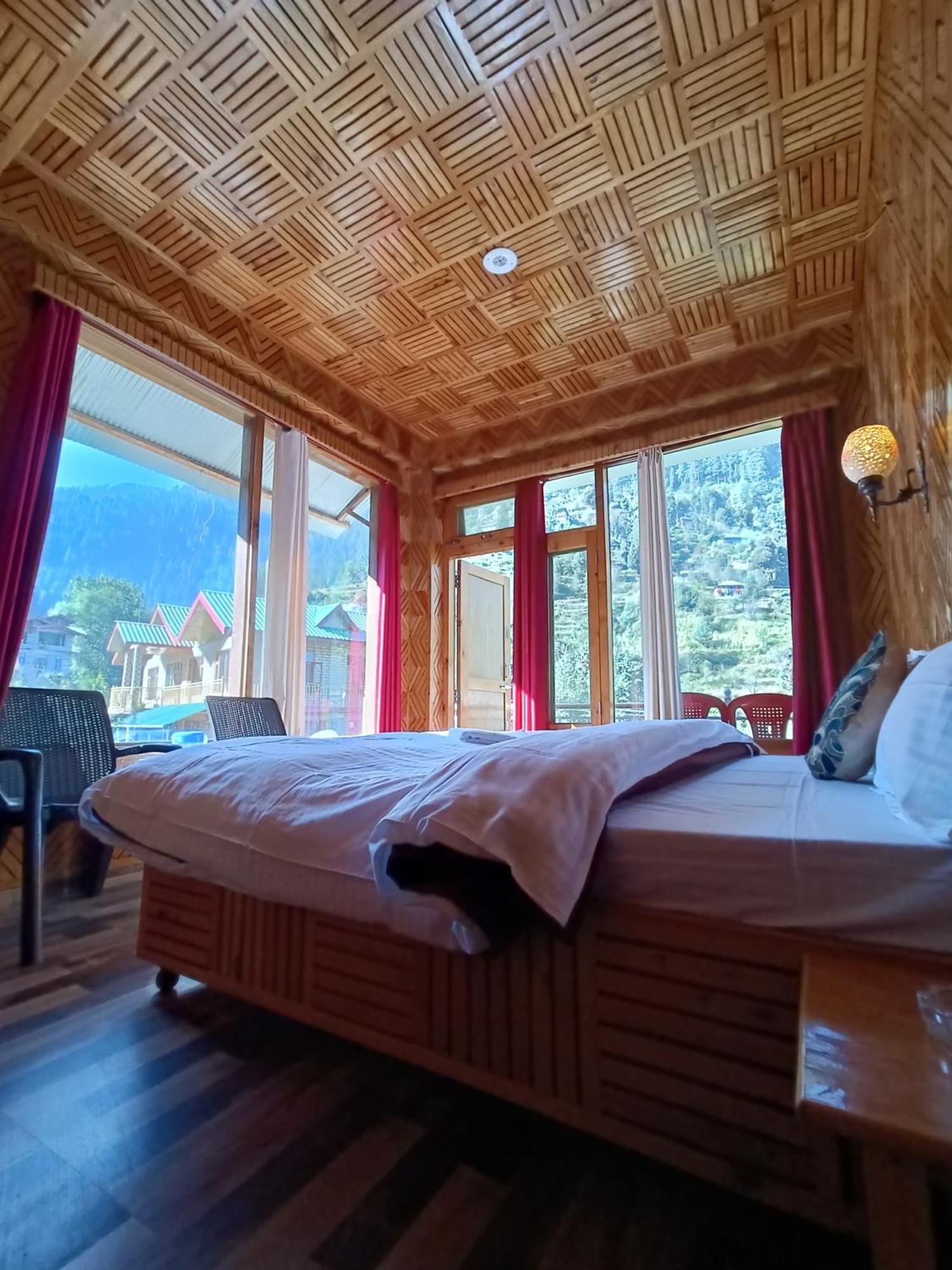 Peekaboo Stays Jibhi Chambre photo